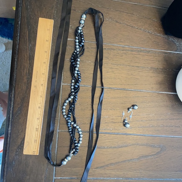 Gray pearl necklace and earrings - Picture 5 of 6